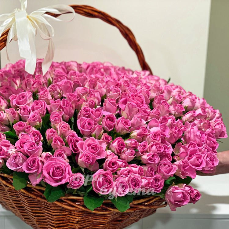 Корзина цветов из 251 розы (крупный план)