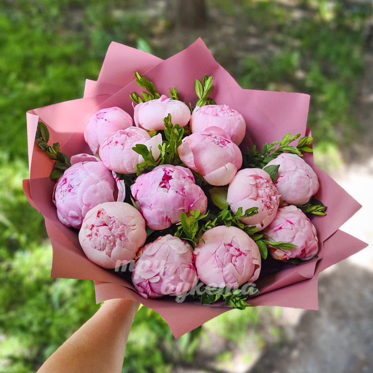 Букет из 13 розовых пионов (вид сверху)