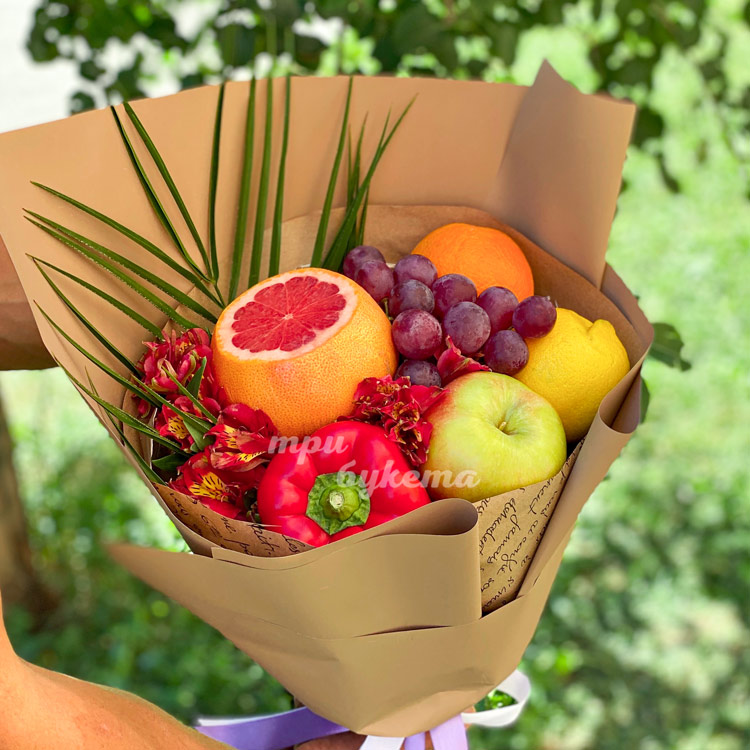 Букет из альстромерий и фруктов (в руках)
