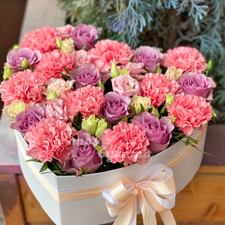 Сердце из роз и гвоздик (на клумбе)