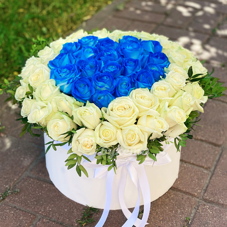 Сердце из синих и белых роз (в руках)