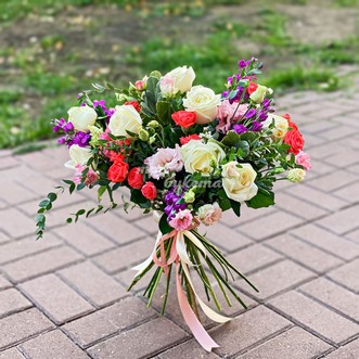 Букет из роз и эустом