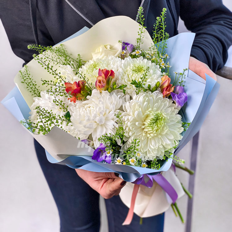 Букет из ромашек и хризантем