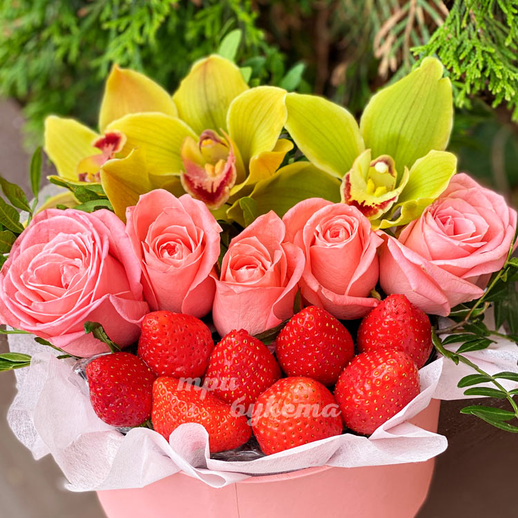 Композиция из клубники и орхидей (крупный план)