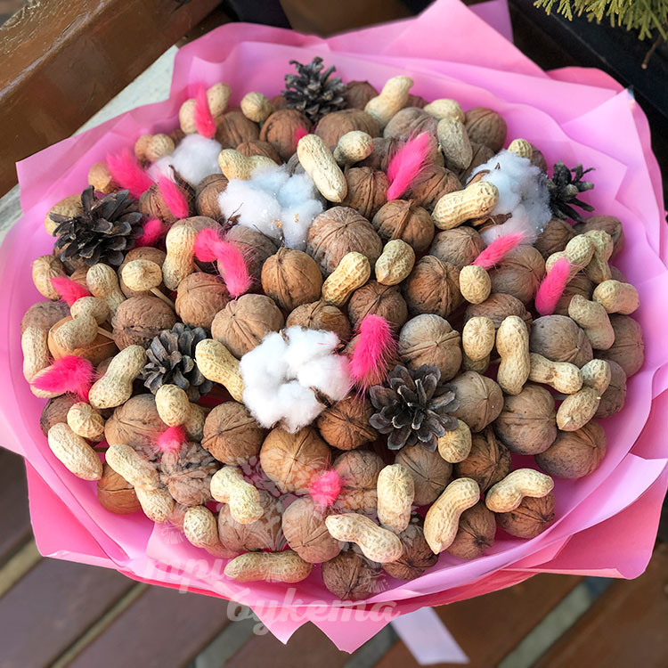 Букет из орехов и хлопка (на скамейке вид сверху)