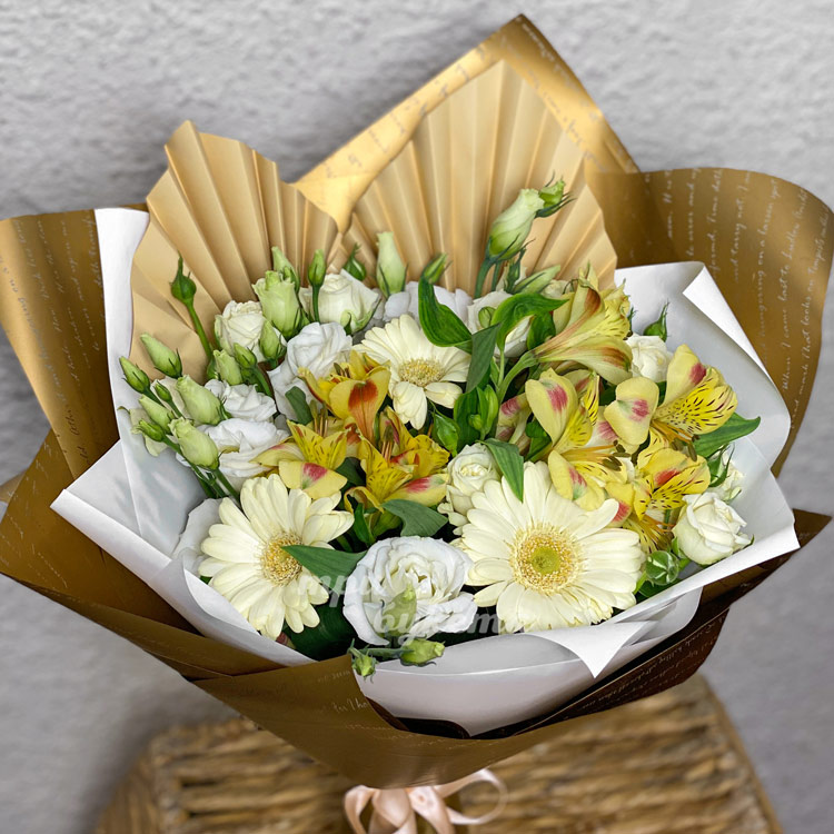 Букет из гербер и эустом (крупный план)