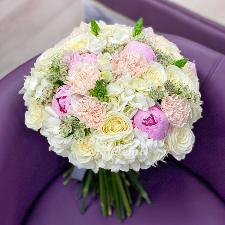 Букет из пионов и белой гортензии
