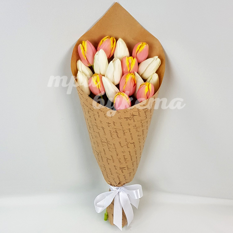 Букет из 17 светлых тюльпанов