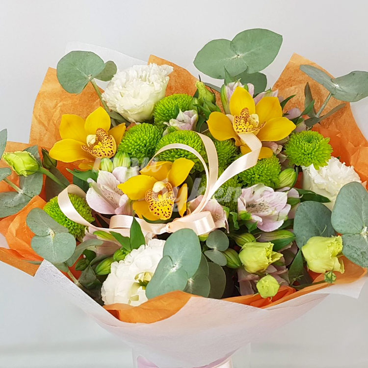 Букет орхидей, хризантем и эустом (крупный план)