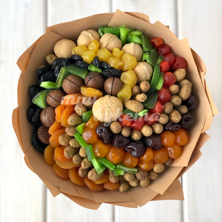 Ореховый букет с цукатами в крафте (вид сверху)