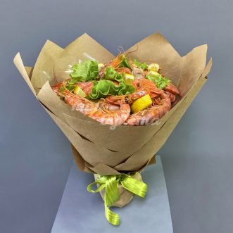 Букет из креветок, лимона и салата