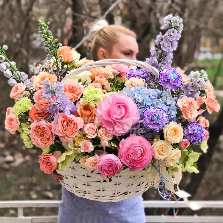 Большая, яркая композиция в корзине