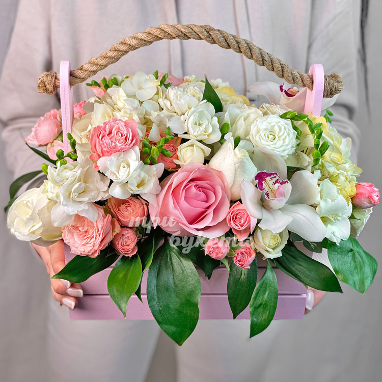 Белые фрезии и розовые розы в ящике (в руках)