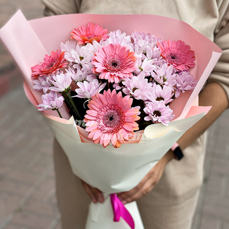 Букет сиреневых хризантем и гербер