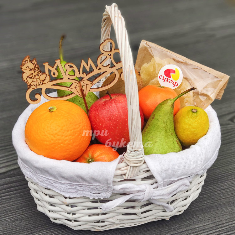 Корзинка фруктов на день матери (крупный план)