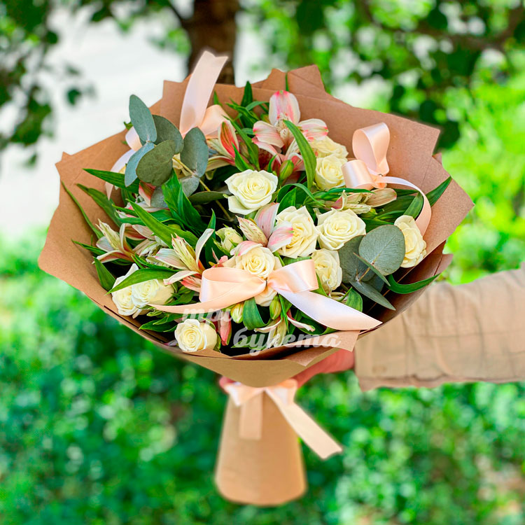 Букет белых альстромерий с куст. розами (на фоне зелени)