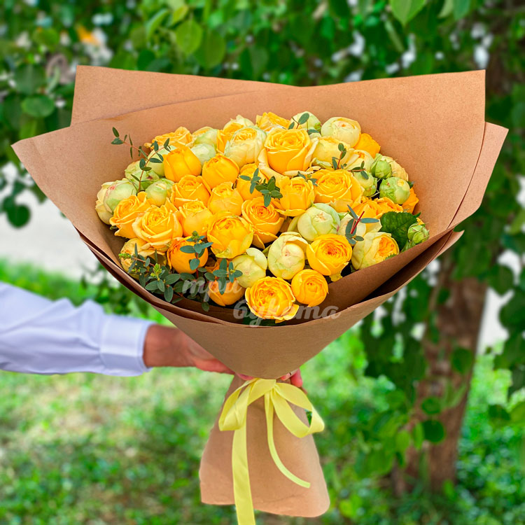 Букет желтых куст. пионовидных роз (на фоне зелени)