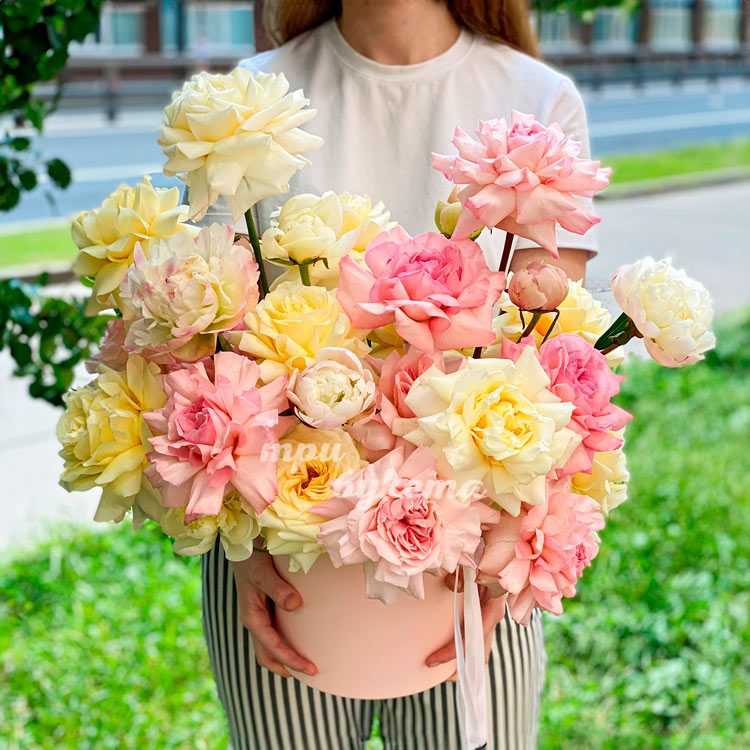 Коробка кремовых и розовых роз и пионов (в руках флориста)