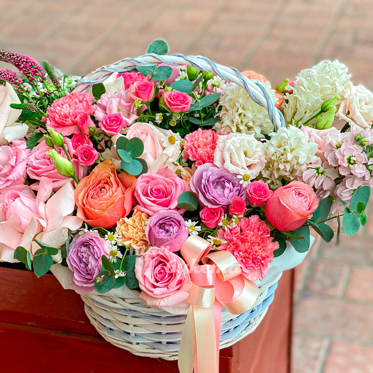 Корзина розовых роз, гвоздик и гиацинтов (крупный план)