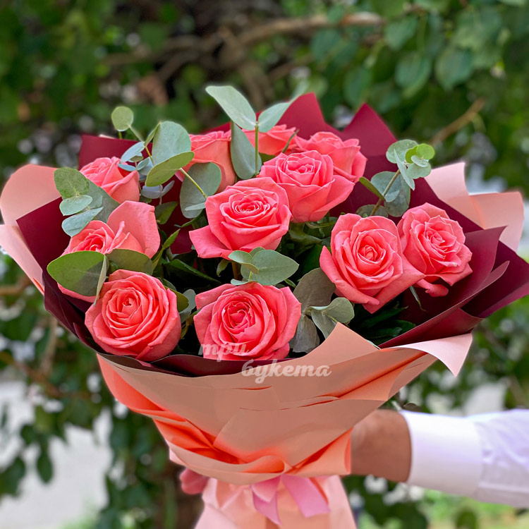 Розовый букет из 11 роз и эвкалипта (крупный план)