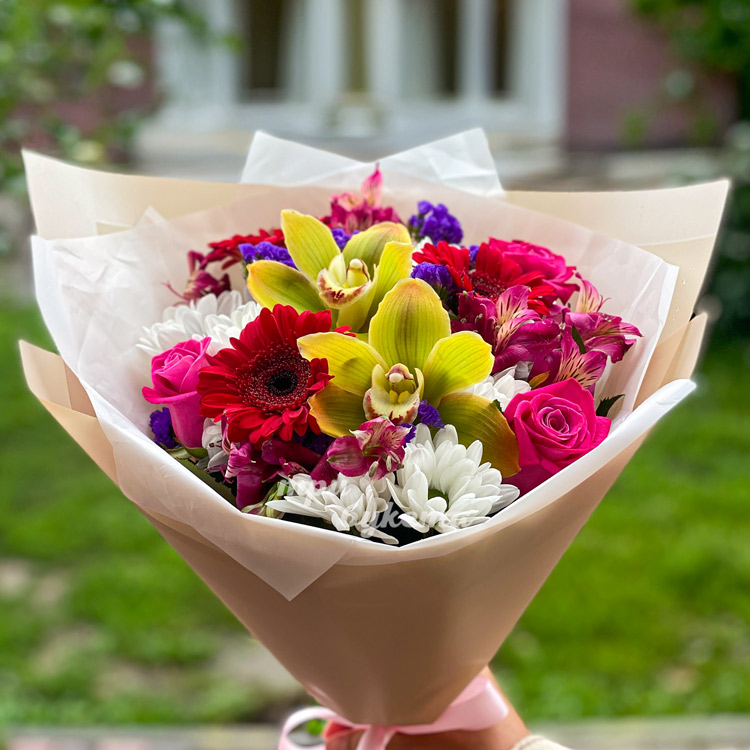 Яркие орхидеи и герберы с альстромериями (крупный план)