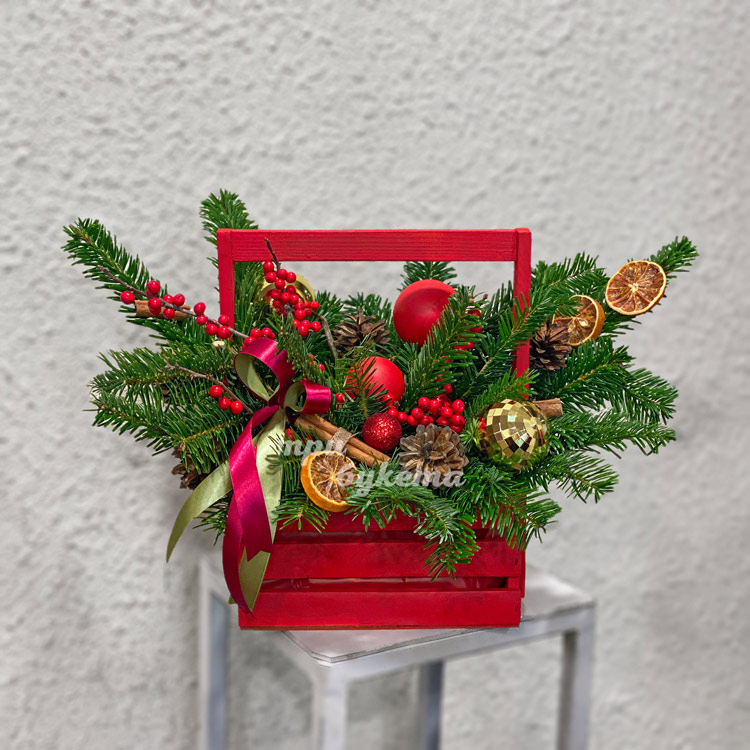 Красный новогодний ящик с хвоей и декором