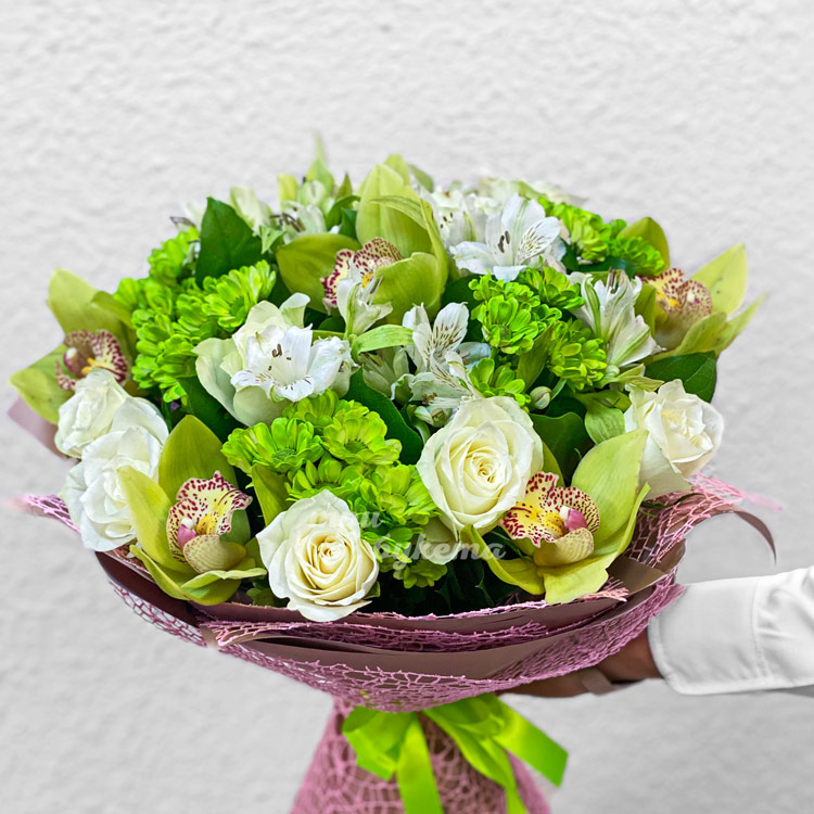 Букет зеленых хризантем и орхидей (крупный план)