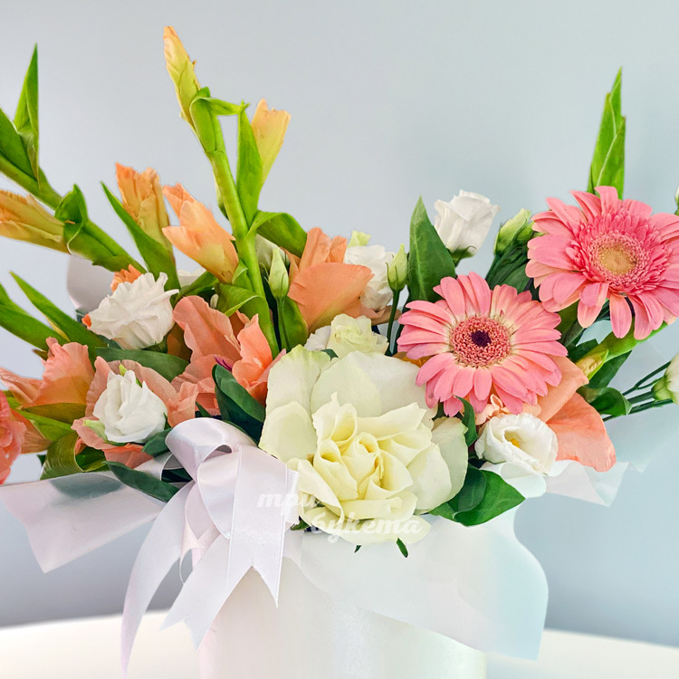 Коробка гладиолусов, эустом и гербер (крупный план)